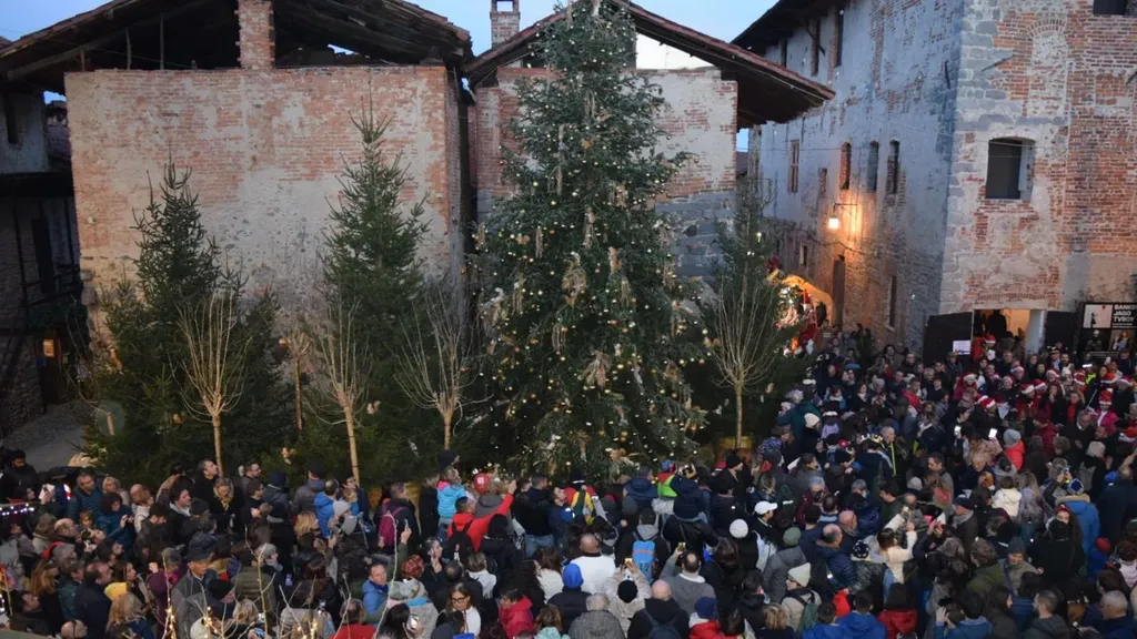 La folla all’accensione dell’albero