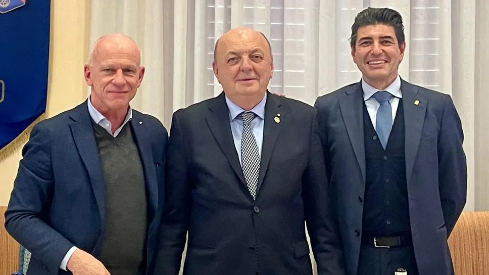 Al centro il ministro Pichetto tra l’attuale presidente del Rotary Valle Mosso Ciccioni (a destra) e quello passato Vineis (a sinistra) Al centro il ministro Pichetto tra l’attuale presidente del Rotary Valle Mosso Ciccioni (a destra) e quello passato Vineis (a sinistra)