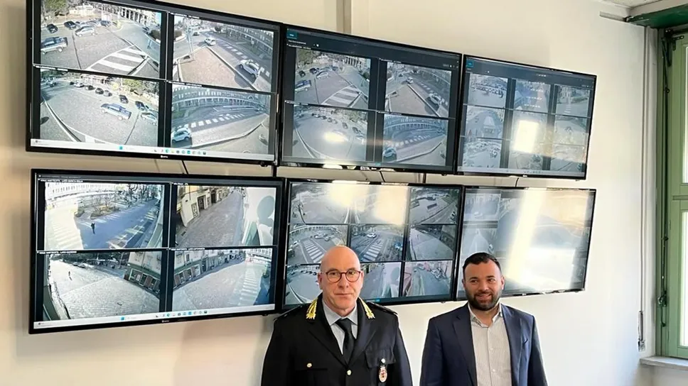 Il vicesindaco Giacomo Moscarola e il comandante della Polizia locale Massimo Migliorini nella sala controllo delle telecamere che inviano le immagini dei vari punti della città Il vicesindaco Giacomo Moscarola e il comandante della Polizia locale Massimo Migliorini nella sala controllo delle telecamere che inviano le immagini dei vari punti della città