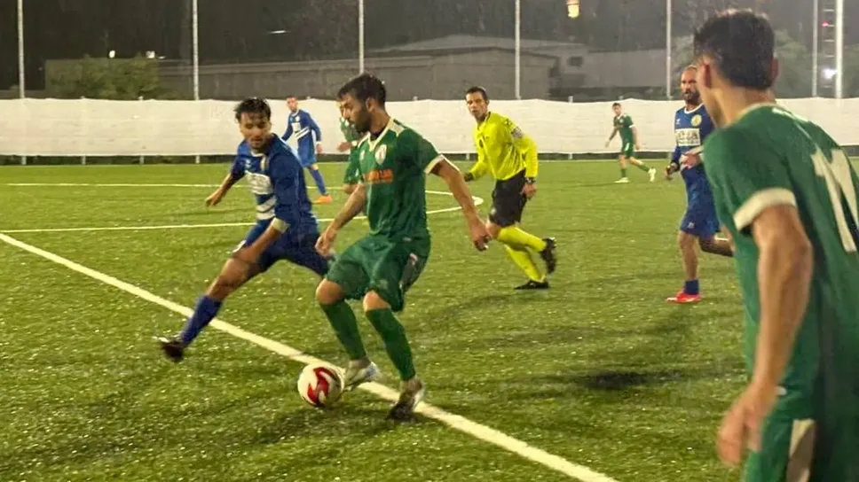 Un momento del derby di mercoledì sotto la pioggia Un momento del derby di mercoledì sotto la pioggia