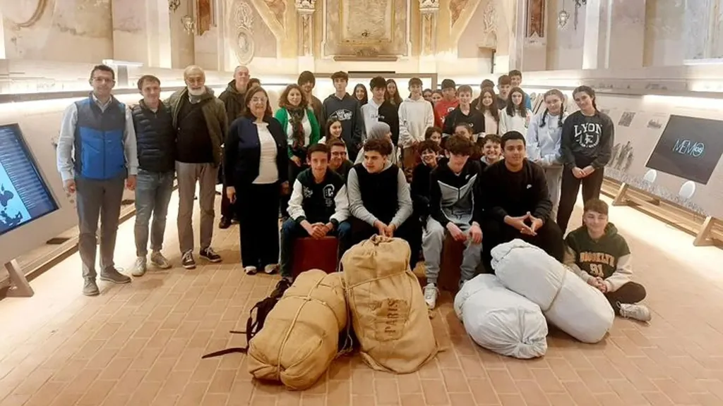 Luciano Guala con l’ex sindaco Carla Moglia i docenti e i ragazzi al memoriale di Borgo San Dalmazzo