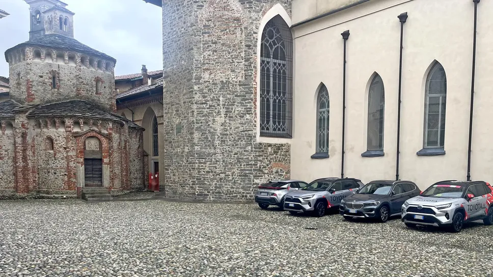Le auto di RCS mercoledì davanti a Palazzo Oropa Le auto di RCS mercoledì davanti a Palazzo Oropa