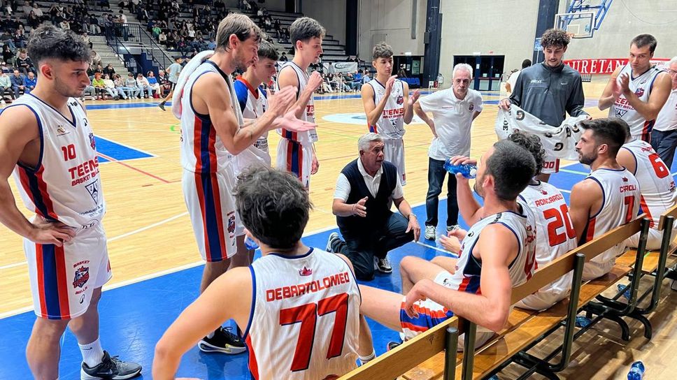 Coach Martinotti e il Teens Biella durante un time out (foto Il Biellese)