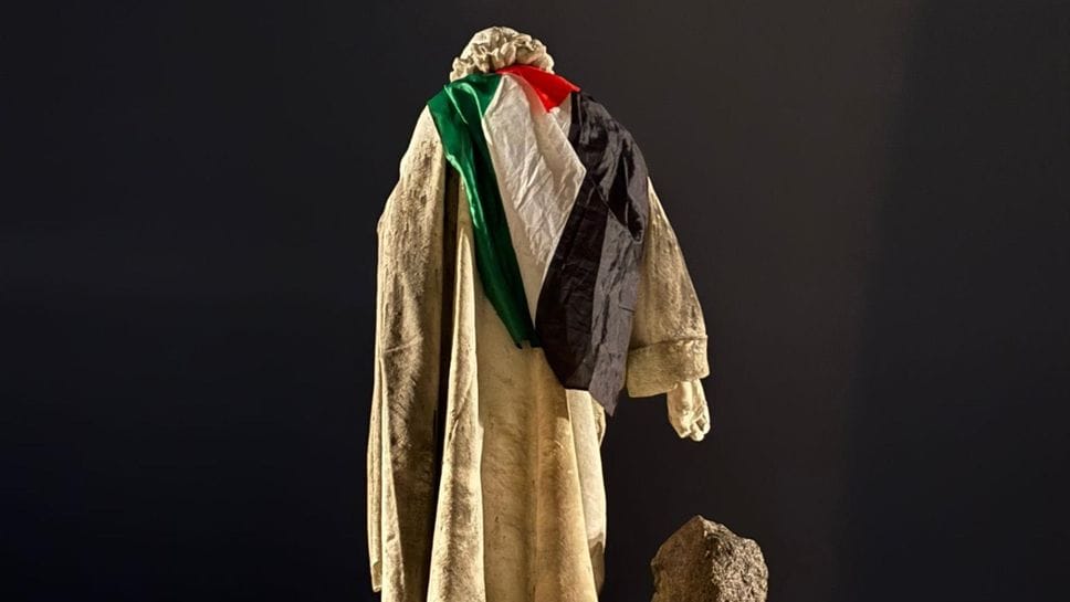 La bandiera della Palestina sulla statua del Mosè di piazza Duomo