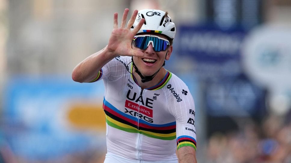 L’arrivo di Tadej Pogacar al Giro di Lombardia di oggi