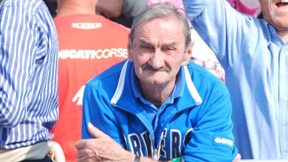 Giorgio Carta spettatore ad una corsa ciclistica
