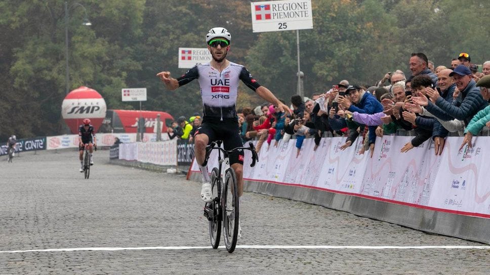 Adam Yates al traguardo a Oropa
