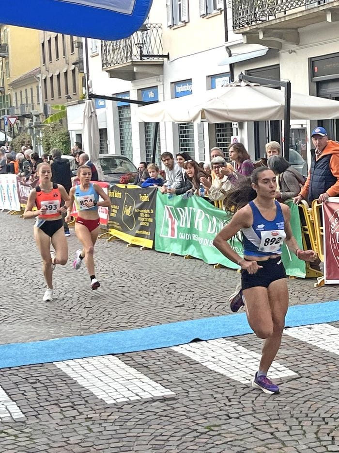 La vincitrice Micol Majori e dietro Chiara Munaretto e Alice Rosa Brusin