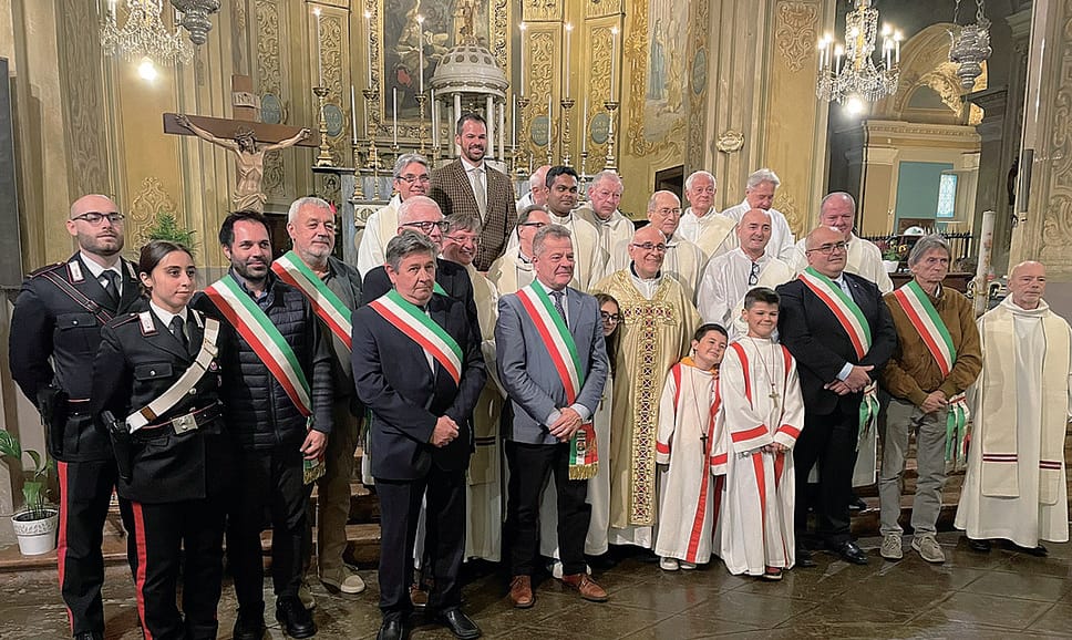 Don Mario con il sindaco di Andorno Davide Crovella e gli altri amministratori della valle Don Mario con il sindaco di Andorno Davide Crovella e gli altri amministratori della valle