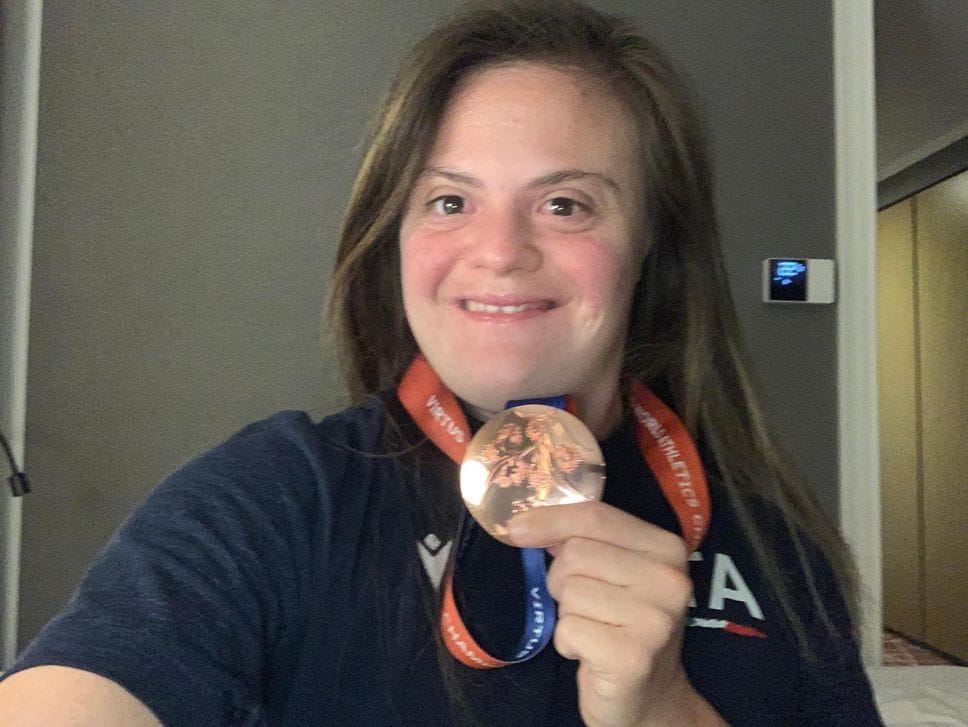 Nicole Orlando con una delle medaglie conquistate