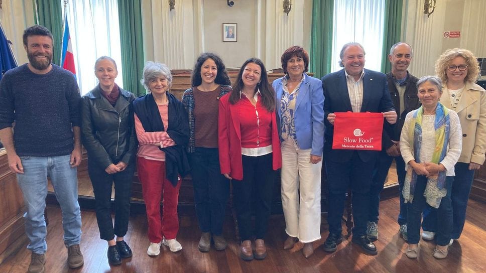 Rappresentanti di Slow Food e del Comune alla presentazione del Mercato della terra Rappresentanti di Slow Food e del Comune alla presentazione del Mercato della terra