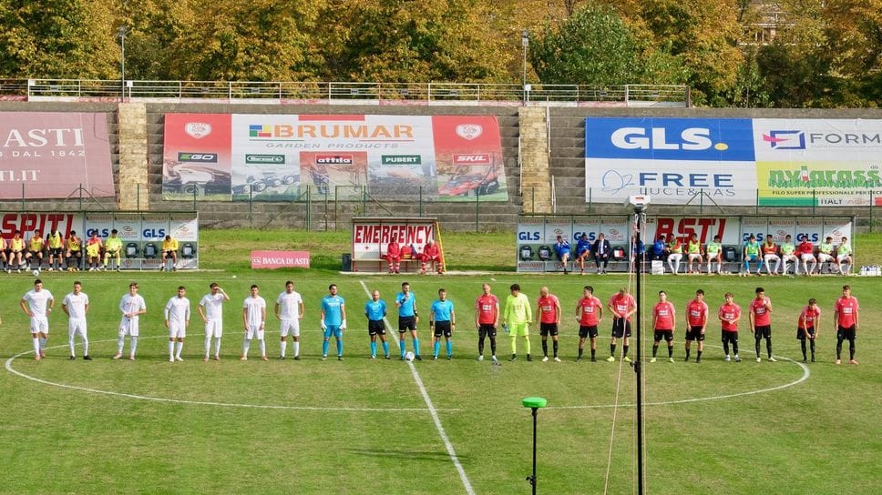 Le due squadre schierate in campo prima di inizio gara Le due squadre schierate in campo prima di inizio gara
