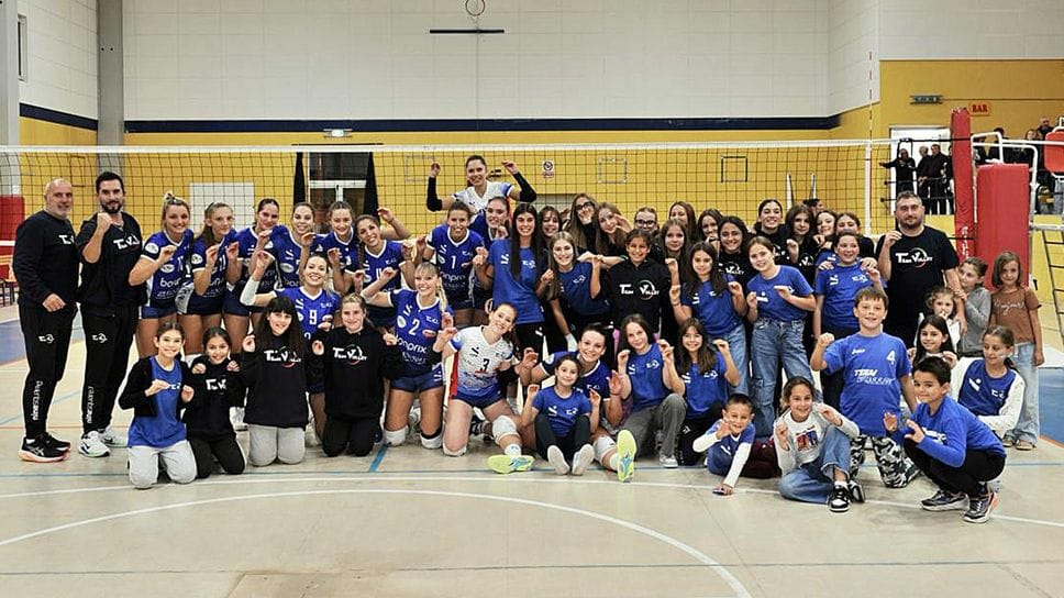 Foto di fine partita con le atlete della prima squadra e del settore giovanile TeamVolley Foto di fine partita con le atlete della prima squadra e del settore giovanile TeamVolley