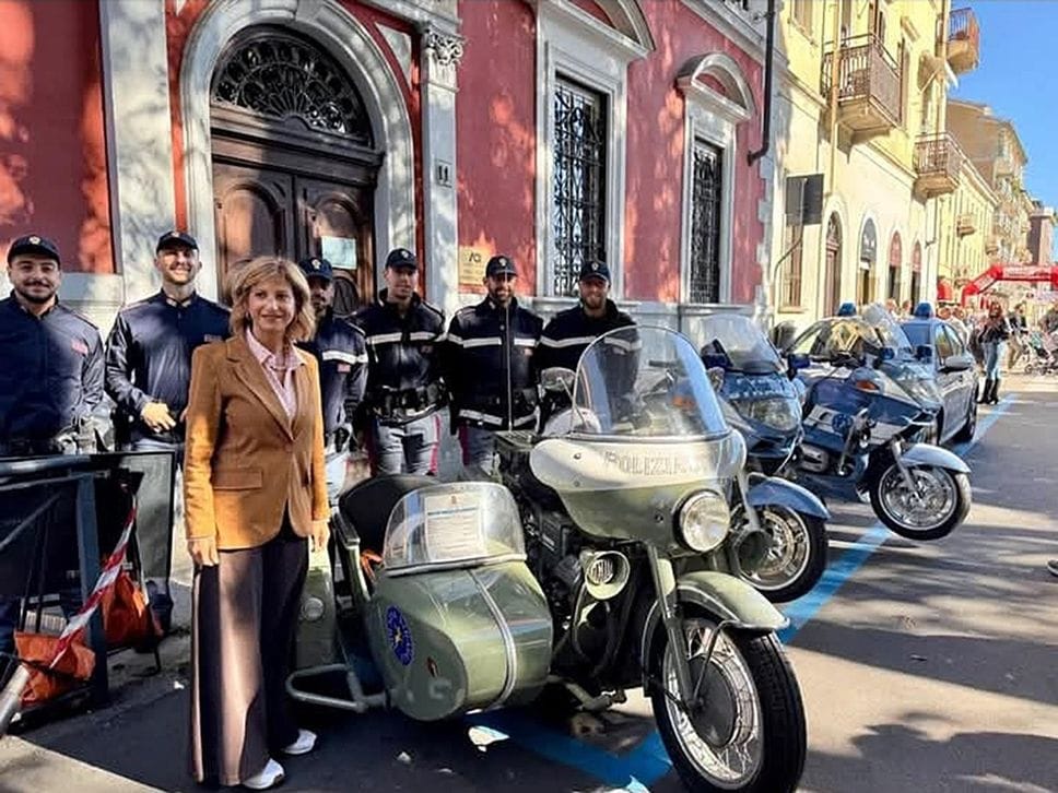 Il questore di Biella con un sidecar della polizia