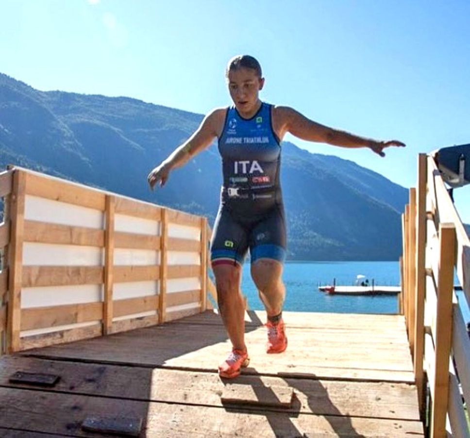 Lara Lovisi in uscita dalla frazione a nuoto
