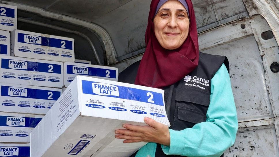 Un carico di latte per bambini della Caritas di Gerusalemme per Gaza Un carico di latte per bambini della Caritas di Gerusalemme per Gaza