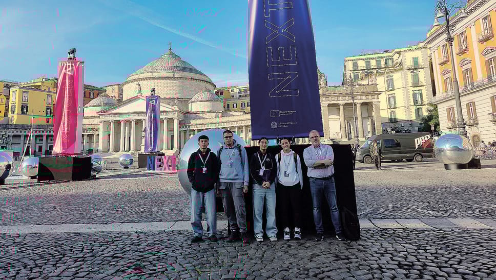 I ragazzi dell’Itis a Napoli con il loro docente Giuseppe Aleci I ragazzi dell’Itis a Napoli con il loro docente Giuseppe Aleci