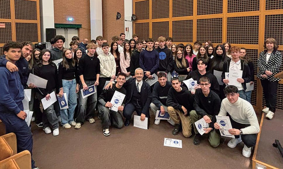 I ragazzi e le ragazze premiati per il loro impegno I ragazzi e le ragazze premiati per il loro impegno