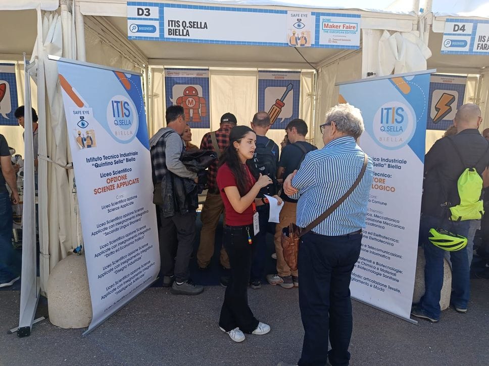 Visitatori allo stand  dell’Itis Visitatori allo stand  dell’Itis