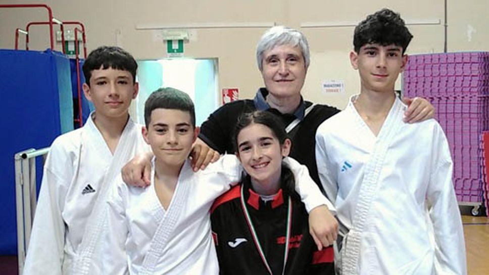Gli atleti della palestra Dragon’s Karate insieme al maestro Arpone