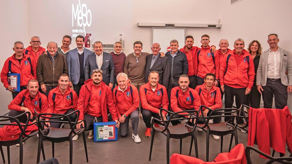 Squadra, dirigenti, tecnici e partner nella foto ricordo di inizio stagione