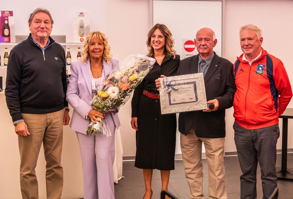 La consegna di una targa di ringraziamento alla famiglia Bonino da parte del Crc Gaglianico
