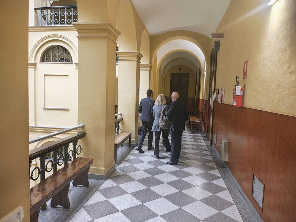 Pozzolo con Corsaro di spalle fuori dall’aula
