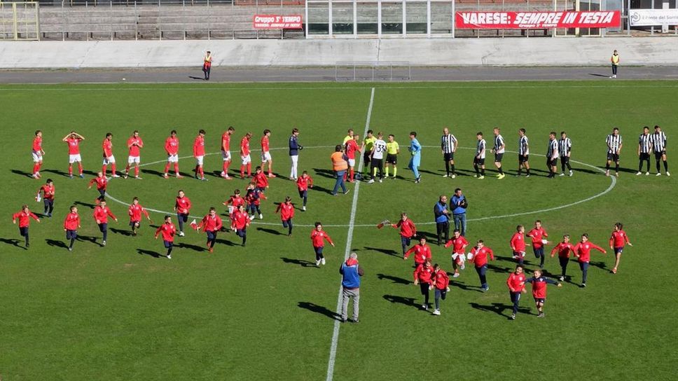 Le due squadre a centrocampo prima dell’inizio del match Le due squadre a centrocampo prima dell’inizio del match