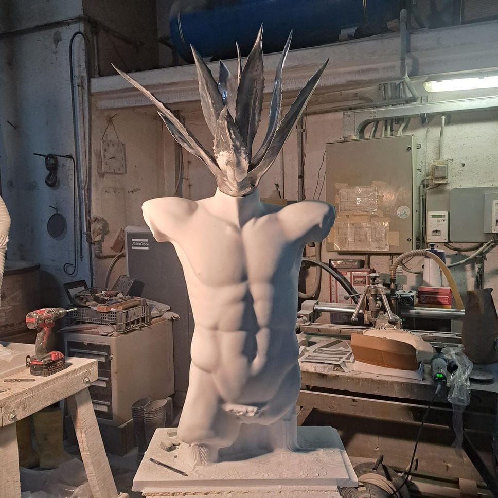 Metamorphosis, marmo, alluminio fuso e terra