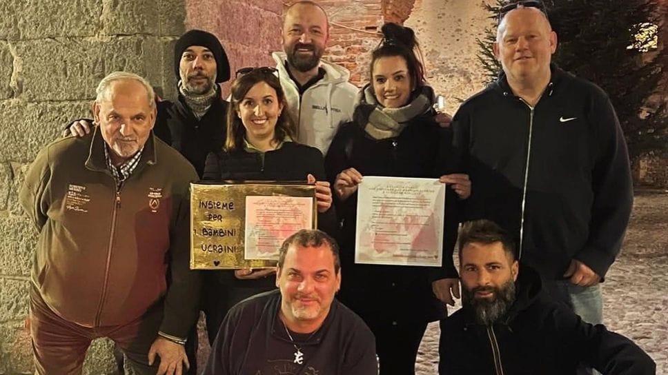 Le mamme con i membri dell’associazione Viviamo Candelo