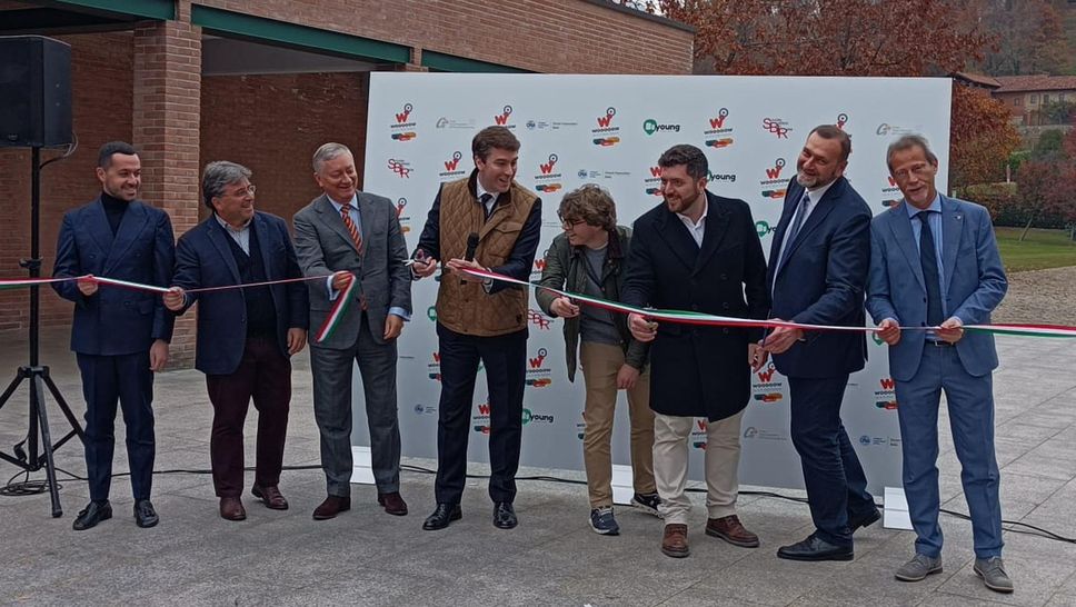 Il taglio del nastro del salone