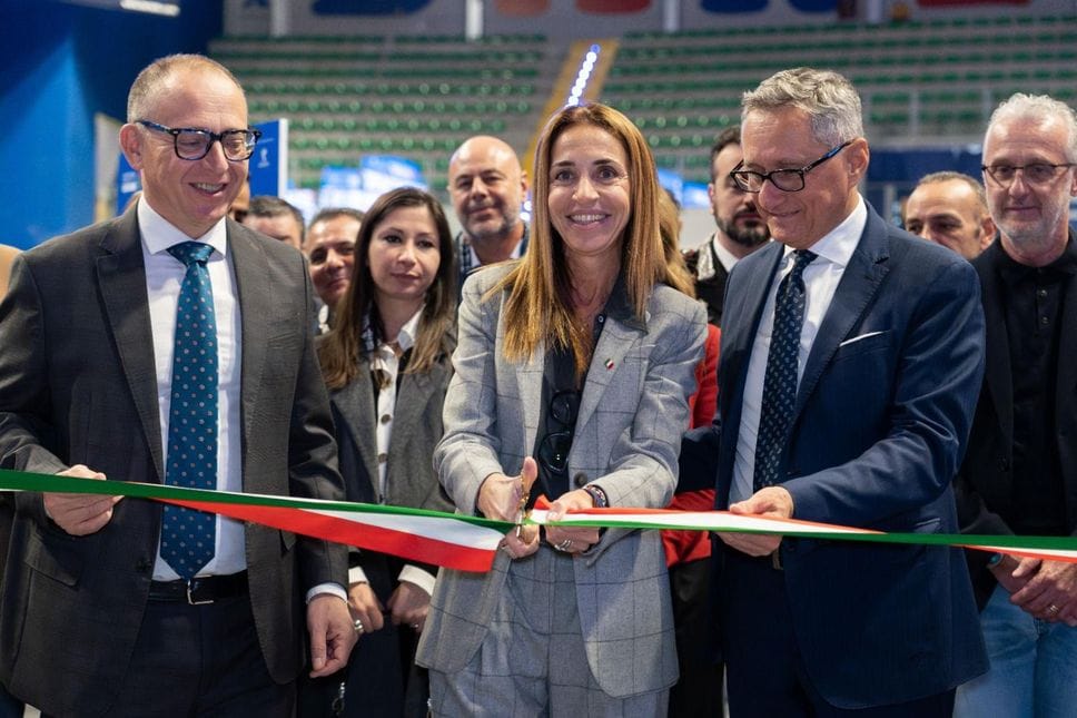 Il taglio del nastro a IoLavoro al Forum di Biella. Da sinistra Davide Zappalà, Elena Chiorino e Marzio Olivero