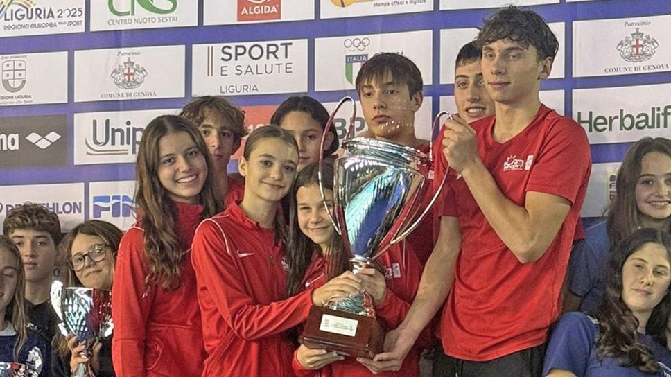 Alcuni atleti della squadra Ragazzi sul podio a Genova