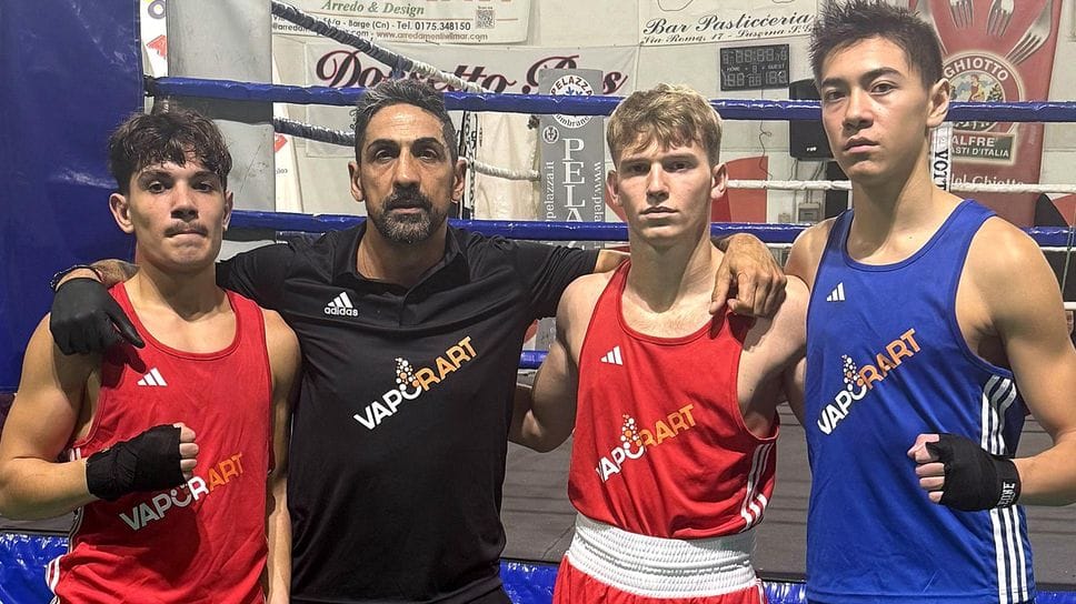 Il maestro scaglione con i tre pugili di Boxing Club Biella a Barge per la Coppa Piemonte