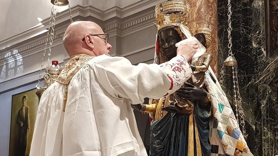 Il rettore don Michele Berchi passa il panno di lino sul volto della statua della Madonna