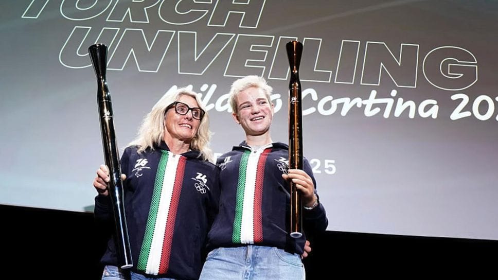Stefania Belmondo e Bebe Vio con le torce olimpiche di Milano-Cortina