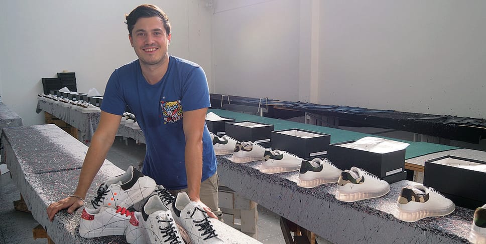 Francesco Vitale nella sede di Verrone di V2 dove le collezioni vengono customizzate