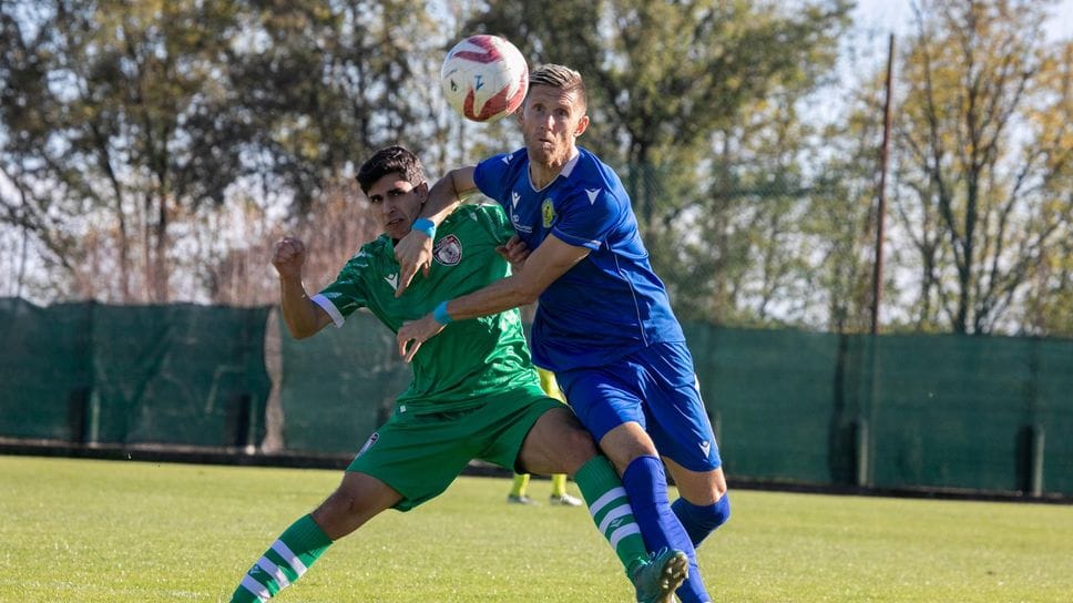 Cristian Nobili della Fcrv e Klodian Samina del Città di Cossato  in una immagine del derby: le due squadre sono in fondo alla classifica di Eccellenza