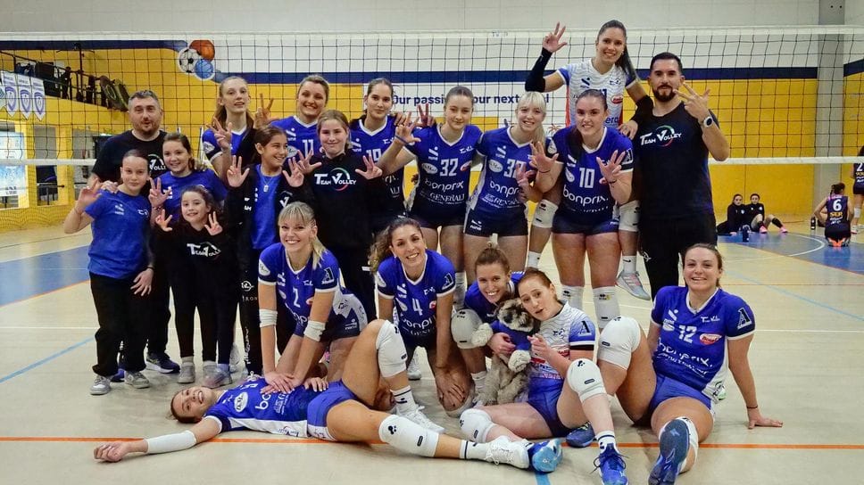 Le atlete del TeamVolley a fine partite con alcune ragazze del settore giovanile