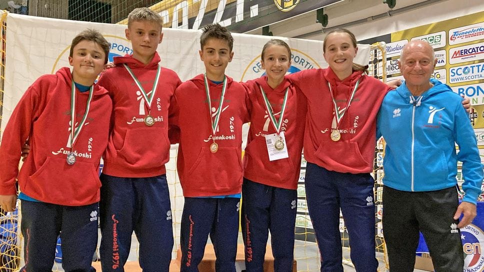 il maestro Damiano Rovatti con gli atleti in gara ai regionali Csen