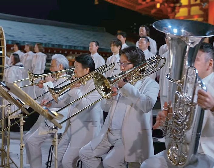 L’orchestra che ha suonato a Tokyo per il Gem, vestiti da Concrete