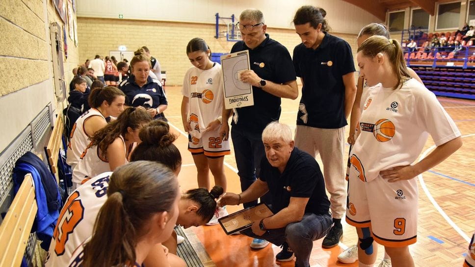 Coach Bertetti con le sue ragazze