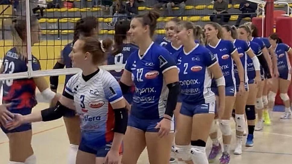 Il saluto di inizio partita tra le due squadre