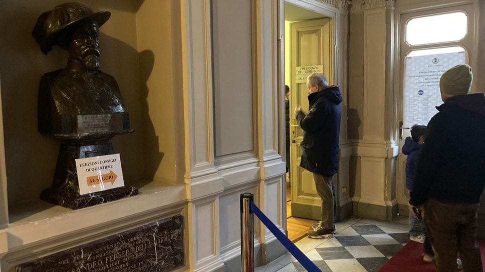 Fila al seggio del Centro, a palazzo Oropa