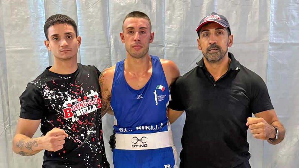 Il maestro Roberto Scaglione insieme a Sebastiano Colombo e Lorenzo Rinaldi, due dei pugili sul ring sabato a Gaglianico