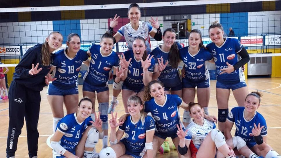il TeamVolley festeggia a fine partita a Trecate