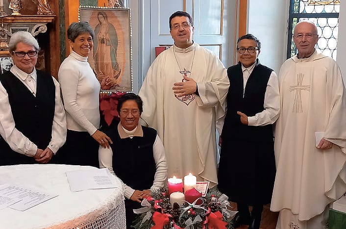 Il Vescovo con il  parroco di Castellamonte e le suore guadalupane