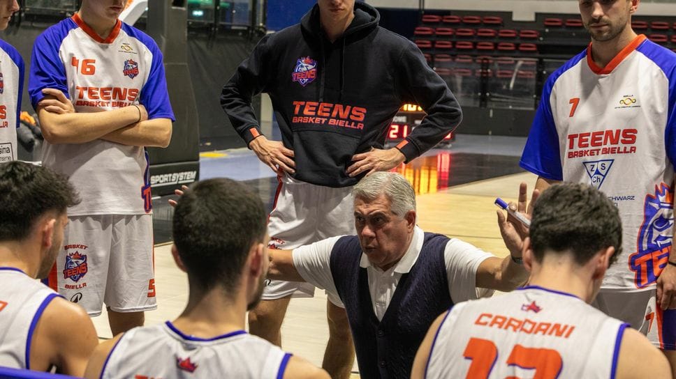 Roberto Martinotti, coach Teens, durante un time out