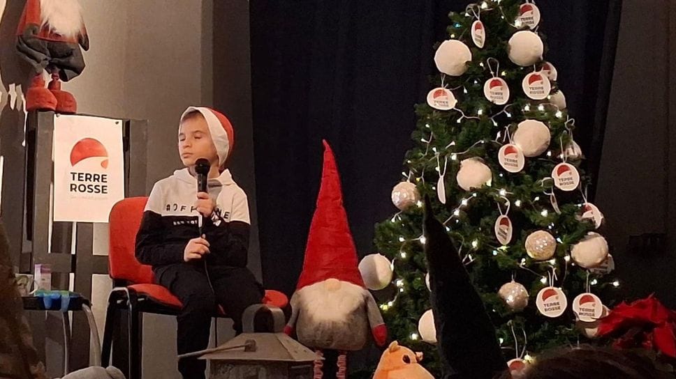 Francesco Bertocco ha 10 anni, vive in paese con la sua famiglia. In foto durante la serata all’auditorium