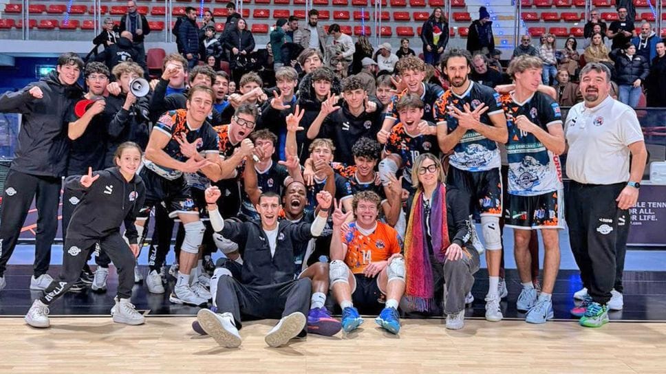 Giocatori e tecnici della Spb Ilario Ormezzano Sai insieme ad alcuni atleti del settore giovanile al termine del match vinto sabato sera